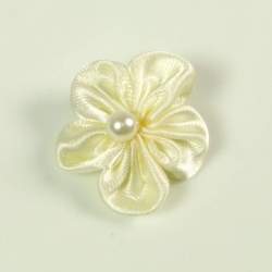 Kleine ivoorkleurige satijnen corsage