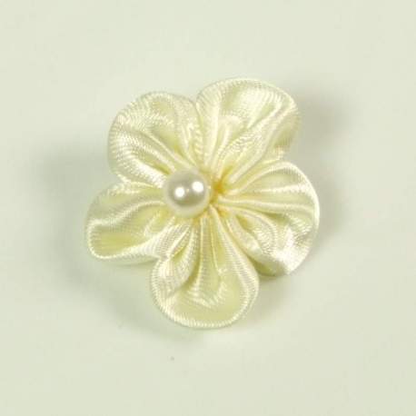 Kleine ivoorkleurige satijnen corsage