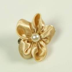 Kleine champagne kleurige satijnen corsage