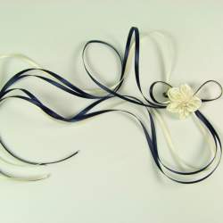 Blauwe corsage met linten