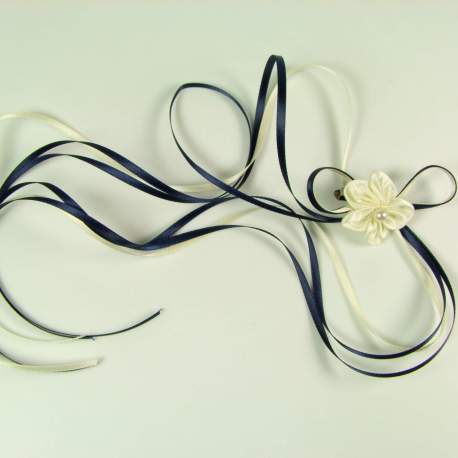 Blauwe corsage met linten