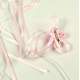 Roze corsage met linten.