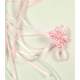 Roze corsage met linten.