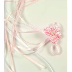 Roze corsage met linten.