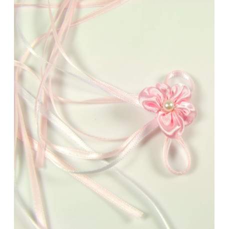 Roze corsage met linten.