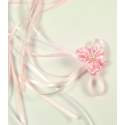 Roze corsage met linten.