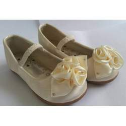 Ivoor kleurige ballerina met roosjes