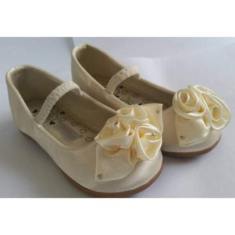 Ivoor kleurige ballerina met roosjes
