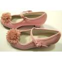 Gladde roze schoen met hakje en bloem