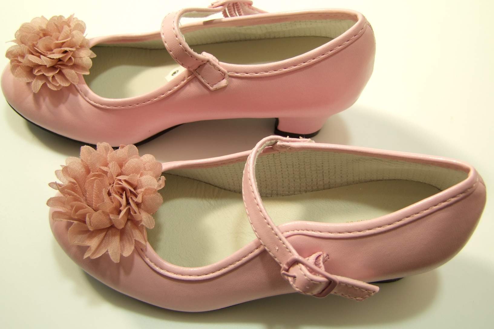 En team Beeldhouwwerk Peave Gladde roze schoen met hakje en bloem - Stephanie's Bruidsmode -  Kinderfeestkleding - Bruidsstyling
