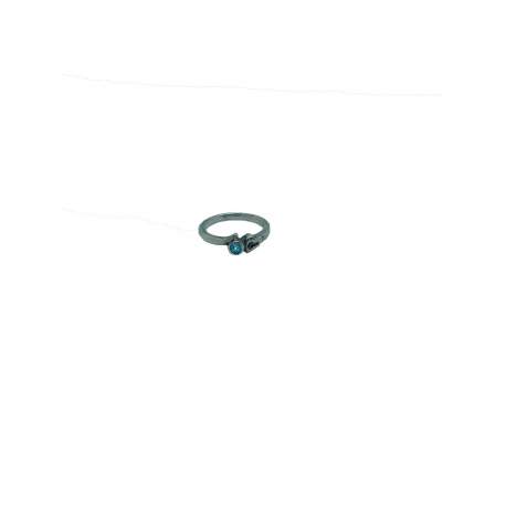 Kinder ring met blauw diamantje.