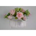 Kam met roze bloemen en groene blaadjes