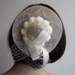 Haaraccessoire hoedje ivoorkleur roosjes